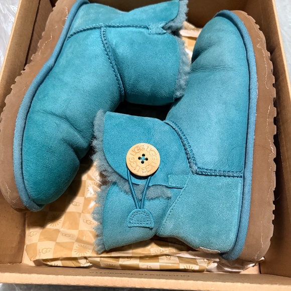 blue short Uggs - Picture 2 of 2